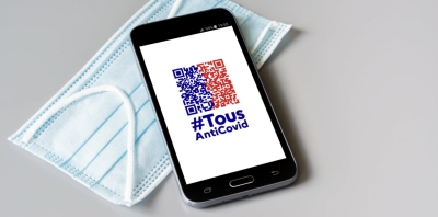 Photo d'un téléphone mobile avec à l'écran l'application Tousanticovid 