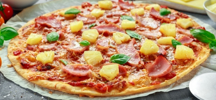Photo d'une pizza à l'ananas