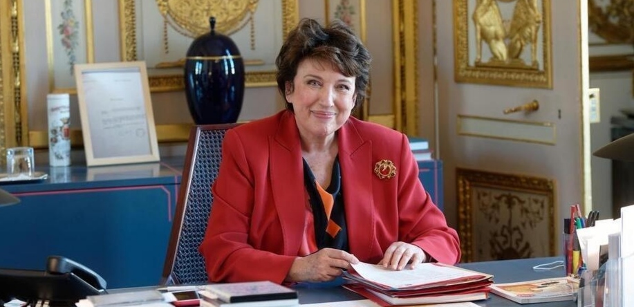 Photo de Roselyne Bachelot assise derrière un bureau