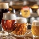 Photo d'une série de chopes de bière dans un bar