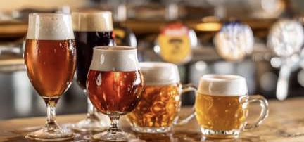 Photo d'une série de chopes de bière dans un bar