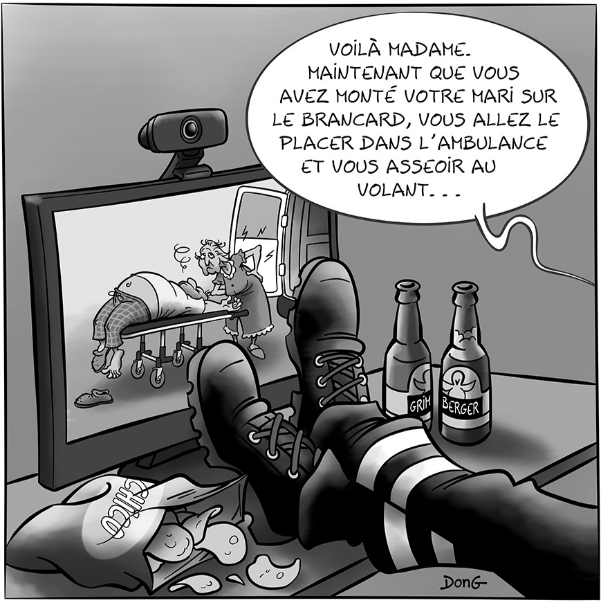 Dessin représentant un ambulancier assis derrière un bureau, les pieds croisés sur le bureau à côté de bouteilles de bière et d'un paquet de chips. Il est en train de guider par visio-conférence une personne âgée afin qu'elle rentre son mari inanimé dans une ambulance et qu'elle le conduise jusqu'à l'hôpital.