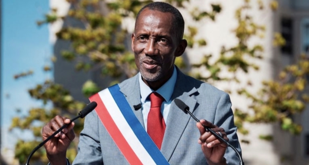 Photos de Bally Bagayoko derrière un pupitre avec son écharpe de maire